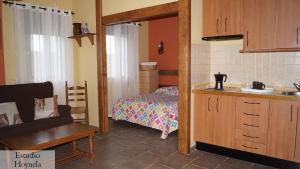 Habitación con cocina y dormitorio con cama. en Apartamentos Estrellas de Monfragüe, en Torrejón el Rubio