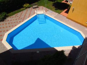 an overhead view of a blue swimming pool at Balaton Beach Apartman in Siófok