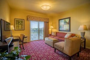 sala de estar con sofá y ventana en Berkshire Mountain Lodge, en Pittsfield