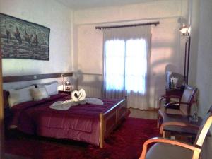 een slaapkamer met een bed met een bloem erop bij Sintrivanis Mountain in Áno Skotína