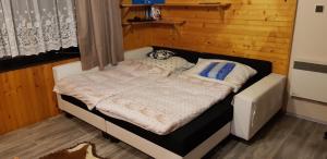 Postel nebo postele na pokoji v ubytování Krpáčovo, Nízke Tatry - chata na kraji lesa