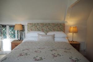 Tempat tidur dalam kamar di Nightingale Cottage Bed and Breakfast