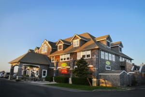 una casa grande al lado de una calle en McMenamins Gearhart Hotel, en Gearhart