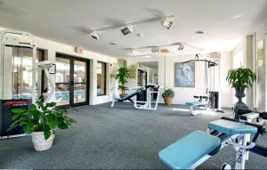 Posilňovňa alebo fitness centrum v ubytovaní Roosevelt Inn & Suites Saratoga Springs
