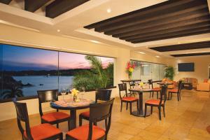 TV a/nebo společenská místnost v ubytování Dreams Huatulco Resort & Spa