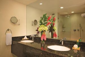 a bathroom with two sinks and a large mirror at Dreams Huatulco Resort & Spa in Santa Cruz Huatulco