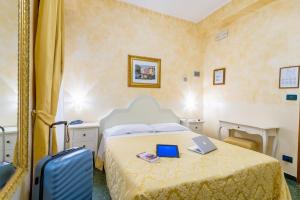 A bed or beds in a room at Hotel Mercurio