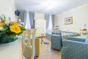 A seating area at Hotel Mercurio