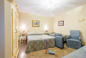A bed or beds in a room at Hotel Mercurio