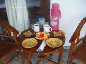 a table with two plates of food on top at Bubu Racok Homestay in Amed