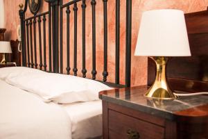 サン・ピエトロ・ヴェルノーティコにあるApulia '800のベッドルーム1室(ベッド1台、ランプ付きテーブル付)