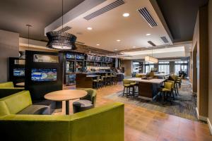 Ο χώρος του lounge ή του μπαρ στο Hotel Dene & Conference Centre