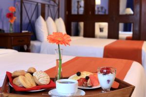 uma bandeja de comida numa mesa num quarto de hotel em Hotel Ciros em Pachuca de Soto