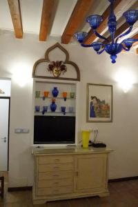 TV en un tocador de la sala de estar en Casa Torretta, en Venecia