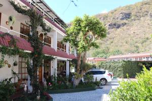 Un coche blanco aparcado delante de un edificio en Hotel Fonda del Sol, en Panajachel