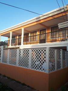 une maison avec une clôture blanche devant elle dans l'établissement Miss Leila, à San Andrés