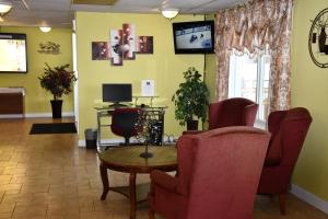 A television and/or entertainment centre at Regency Inn & Suites Faribault