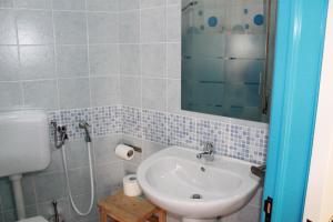 un baño con lavabo y ducha en Bed & Breakfast 21, en Gela