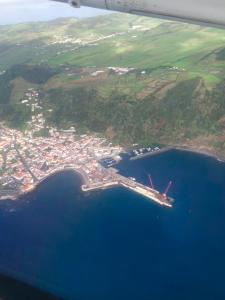 una vista aérea de la ciudad y del agua desde un avión en Casa Do Antonio, en Velas