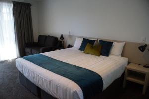 Ein Bett oder Betten in einem Zimmer der Unterkunft Taylors Motel