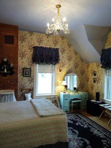 A bed or beds in a room at Alexander Mansion Bed & Breakfast