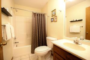 Ein Badezimmer in der Unterkunft Peach Tree Inn & Suites