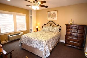 Voodi või voodid majutusasutuse Peach Tree Inn & Suites toas