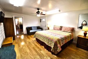 Ein Bett oder Betten in einem Zimmer der Unterkunft Peach Tree Inn & Suites