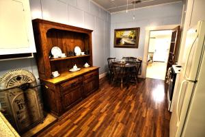 Ein Sitzbereich in der Unterkunft Peach Tree Inn & Suites
