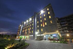 um edifício com luzes em cima à noite em POP! Hotel Airport Jakarta em Tangerang