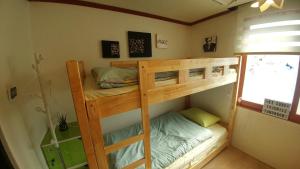 Giường tầng trong phòng chung tại Dalbit stay Seodaejeon