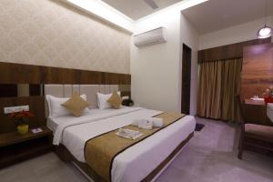 Ένα ή περισσότερα κρεβάτια σε δωμάτιο στο Hotel Alka Inn