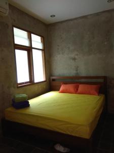 A bed or beds in a room at Griyo Jagalan