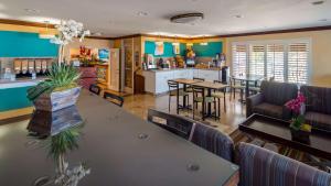 Istumisnurk majutusasutuses Best Western Harbour Inn & Suites Huntington - Sunset Beach