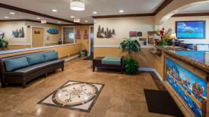 eine Lobby eines Krankenhauses mit Warteraum in der Unterkunft Best Western Harbour Inn & Suites Huntington - Sunset Beach in Huntington Beach