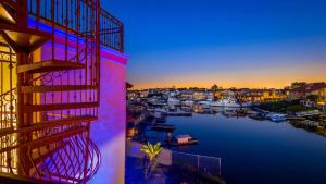 vistas a un puerto deportivo con barcos en el agua en Best Western Harbour Inn & Suites Huntington - Sunset Beach, en Huntington Beach