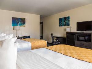 A bed or beds in a room at Best Western Alamosa Inn