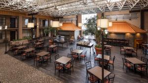 an overhead view of a restaurant with tables and chairs at Best Western of Alexandria Inn & Suites & Conference Center in Alexandria