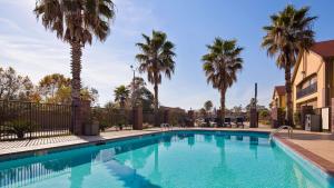 Bazén v ubytování Best Western Inn & Suites - Lake Charles nebo v jeho okolí
