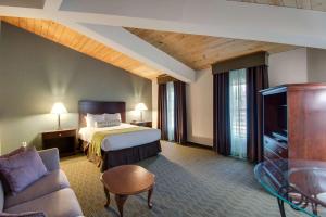 漢普頓的住宿－Best Western Plus, The Inn at Hampton，酒店客房,配有床和沙发