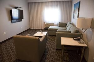 TV a/nebo společenská místnost v ubytování Best Western Premier NYC Gateway Hotel