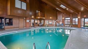 a large swimming pool in a building at Best Western Canal Winchester Inn-Columbus South East in Canal Winchester