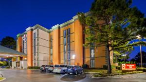 hotel z samochodami zaparkowanymi na parkingu w obiekcie Best Western Plus Galleria Inn & Suites w mieście Memphis