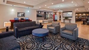 a waiting room with couches and chairs and a table at Best Western Plus Sunrise Inn in Nashville
