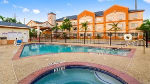 una piscina di fronte a un edificio di Best Western Plus Houston Atascocita Inn & Suites a Humble
