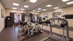 Fitness centrum a/nebo fitness zařízení v ubytování Best Western Plus Laredo Inn & Suites