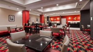 um restaurante com mesas e cadeiras num quarto em Best Western Plus Laredo Inn & Suites em Laredo