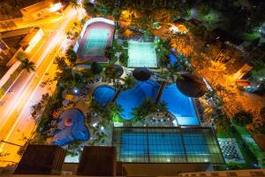 uma vista panorâmica de um edifício com piscina em Best Western Suites Le Jardin Caldas Novas em Caldas Novas