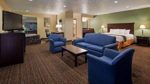 A seating area at Best Western Richland Inn Mansfield