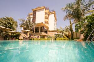 einen Pool vor einer Villa in der Unterkunft Waridi Paradise Hotel and Suites in Nairobi